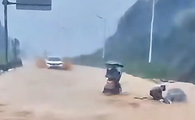图一：雨季的道路