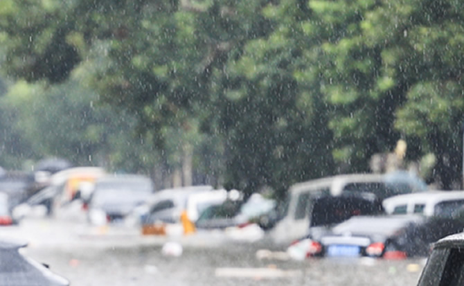 大雨积水中的车辆